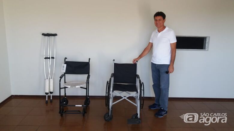 Ailton dos Santos, do Rotary Club São Carlos Pinhal anunciou que ONG MID receberá doação de cadeiras de rodas e de banho - Crédito: Marcos Escrivani