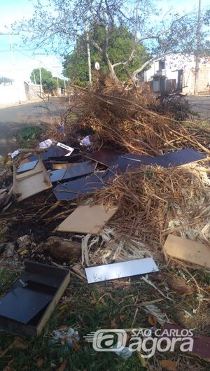 Canteiro central de avenida vira depósito de lixo no Jardim Ipanema - Crédito: Marcos Escrivani