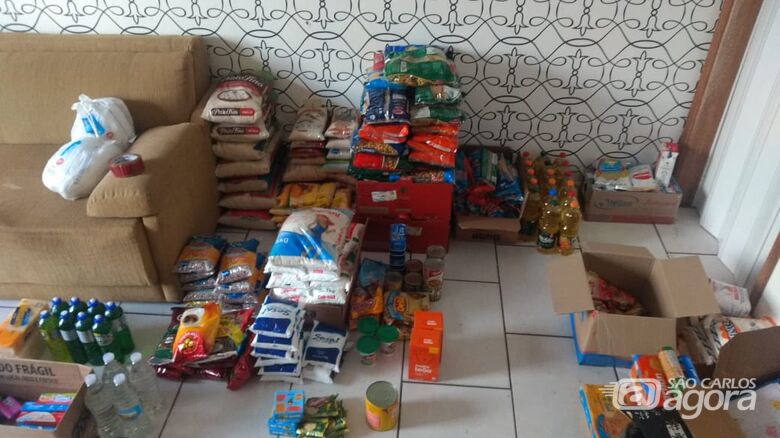Amigos se unem, formam grupo solidário e levam alimento e carinho para famílias carentes - Crédito: Marcos Escrivani