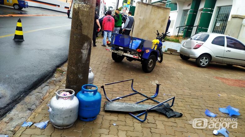 Entregador de gás perde controle da moto e colide em poste - Crédito: Maycon Maximino