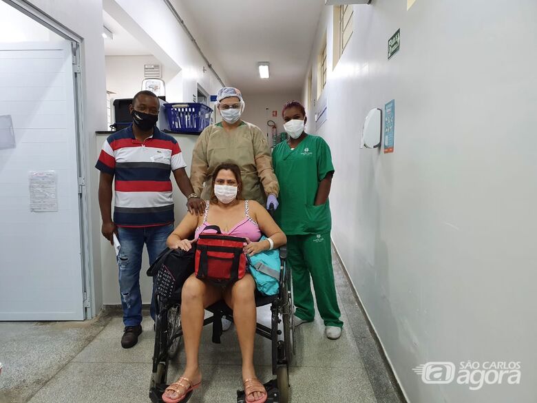 Eliana, após receber alta, ao lado de enfermeiros e do marido: "Nasci de novo, mas tive medo de morrer" - Crédito: Arquivo pessoal