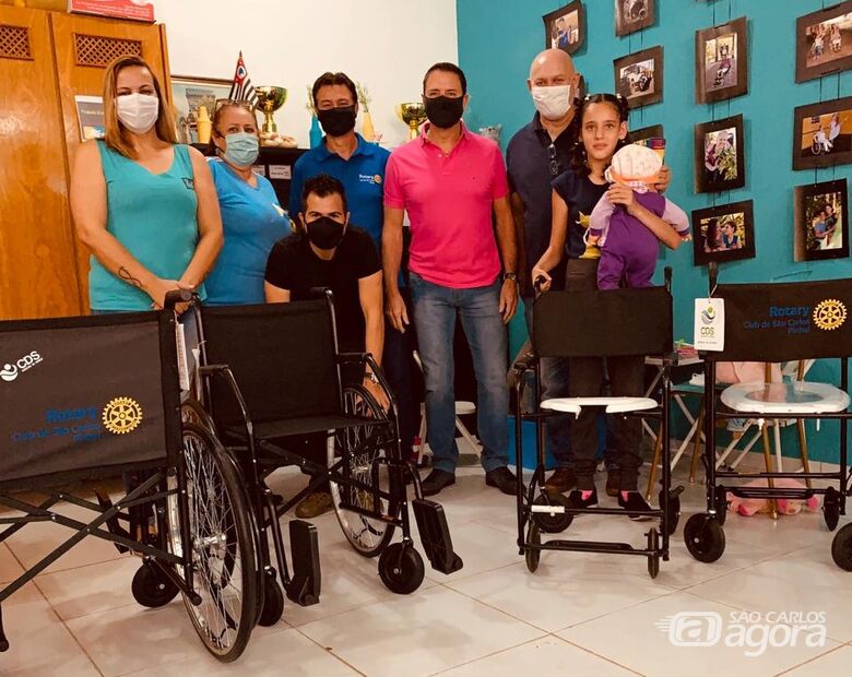 Representantes do Rotary, da ONG MID e as cadeiras doadas - Crédito: Marcos Escrivani