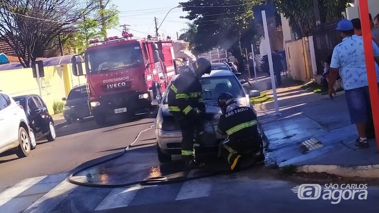 Incêndio destrói motor de carro e assusta motorista - Crédito: Maycon Maximino