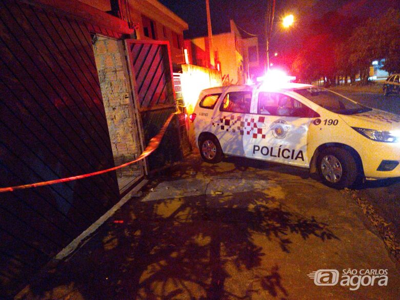 Movimentação policial na frente da casa onde ocorreu o crime - Crédito: Luciano Lopes/São Carlos Agora