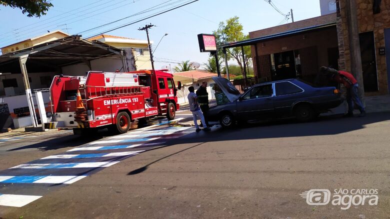 Princípio de incêndio destrói motor de carro - Crédito: Maycon Maximino