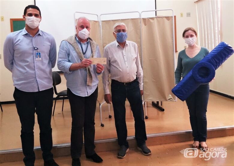 Da esquerda para direita: Vitor Marim, Diretor Técnico; Antônio Valério Morillas Júnior, Provedor; Vereador Azuaite França e Luciana Ditomaso Luporini, Coord. Equipe Multiprofissional, com os materiais comprados com a doação feita no mês passado - Foto: A -