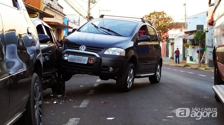 Motorista perdeu o controle e atingiu carro estacionado - Crédito: Maycon Maximino