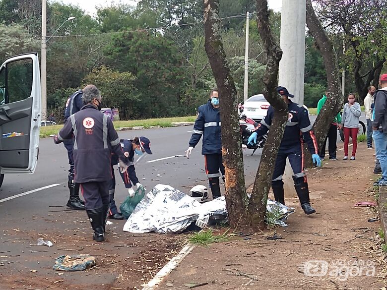 Motociclista morre após bater em árvore na região do shopping - Crédito: Luciano Lopes/São Carlos Agora
