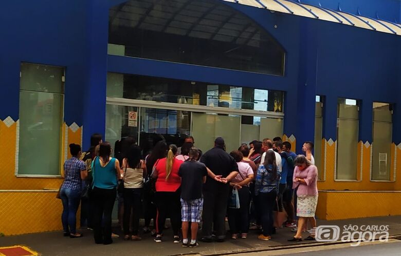 Funcionários reunidos na frente do supermercado que fechou as portas no último dia 1º - Crédito: Maycon Maximino