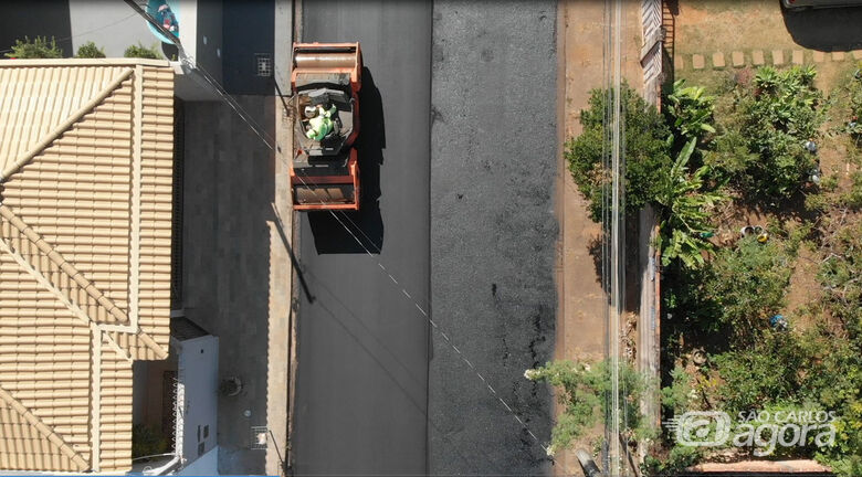 Imagem aérea mostra máquina trabalhando em avenida no Jardim Ipanema | Foto: 4Fly Imagens Aéreas | www.4flyonline.com.br - 