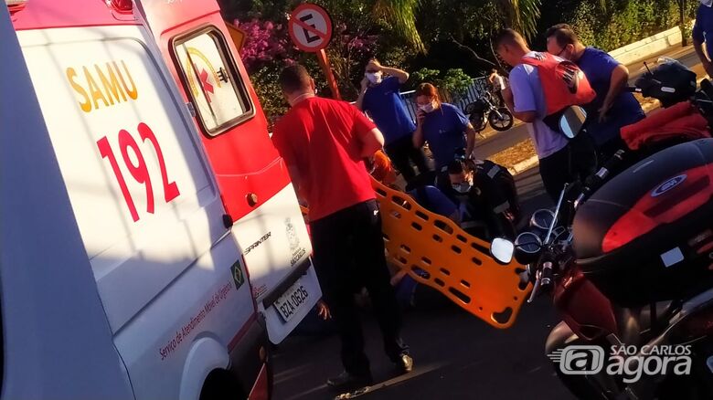 Motociclista sendo socorrido pelo Samu - Crédito: Maycon Maximino