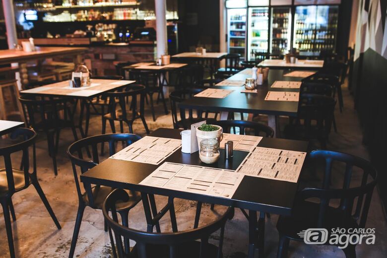 Restaurantes e bares podem abrir até às 22h a partir desta segunda-feira (10) - Crédito: Kaboompics/Pexels