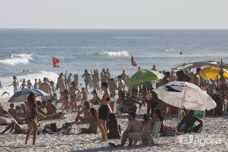 Praias do litoral paulista ficam lotadas em final de semana de calor - Crédito: Agência Brasil