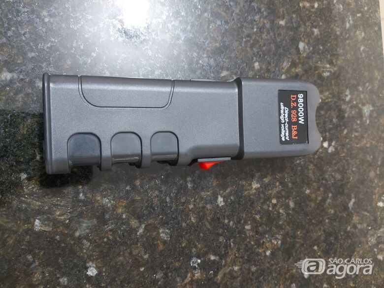 Ameaças entre familiares termina no plantão policial e arma de choque é apreendida -