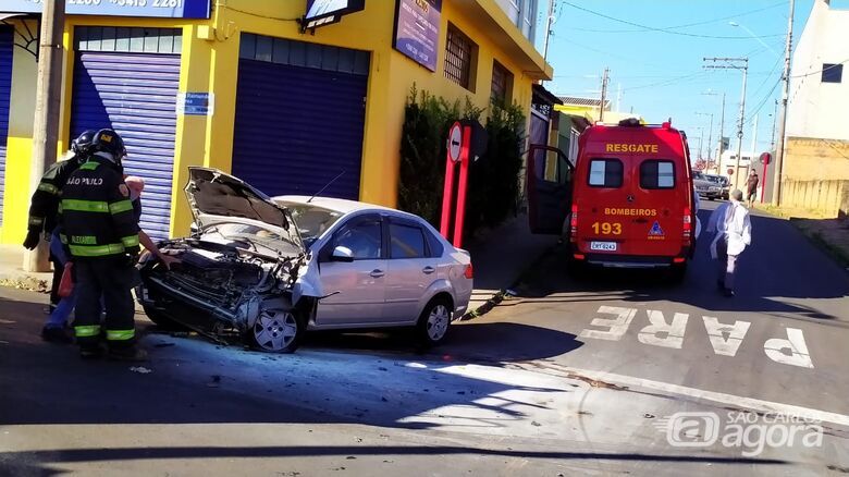 Após colisão contra caminhão, princípio de incêndio atinge veículo - Crédito: Maycon Maximino