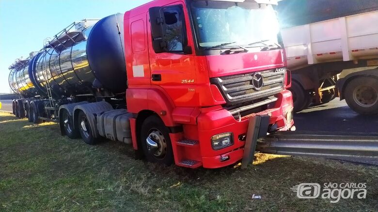 Motorista tem mal súbito e colide carreta em guardrail - Crédito: Maycon Maximino