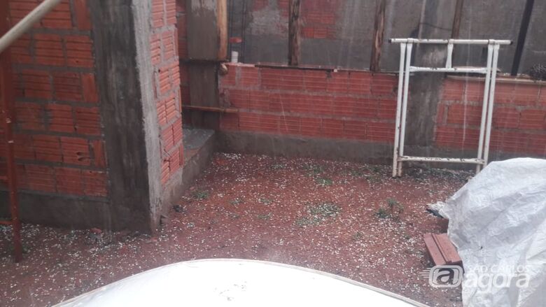 Chuva com granizo atinge bairros de São Carlos - Crédito: Whatssapp SCA - (16) 99633-6036