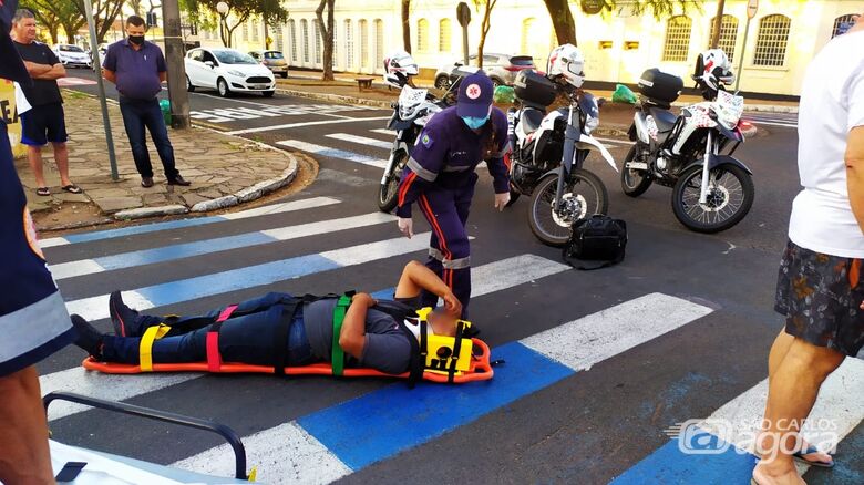 Carro avança pare e é atingido por moto na rua Larga - Crédito: Maycon Maximino
