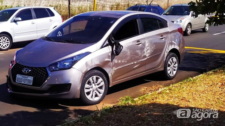 Carro tomba após colisão na Bruno Ruggiero - Crédito: Maycon Maximino