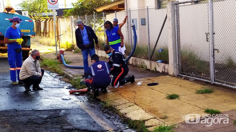 Idoso fica ferido após cair de caminhão-pipa no Jardim São Paulo - Crédito: Maycon Maximino