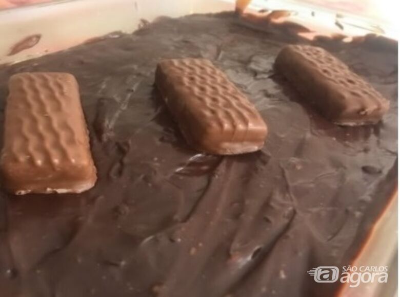 Vinicius Holmo ensina a preparar um delicioso bombom de Charge na travessa -