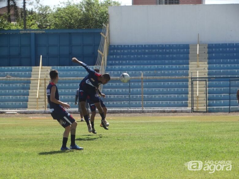 Jogadores durante treino no Luisão: preparação para encarar o Amparo - Crédito: Marcos Escrivani