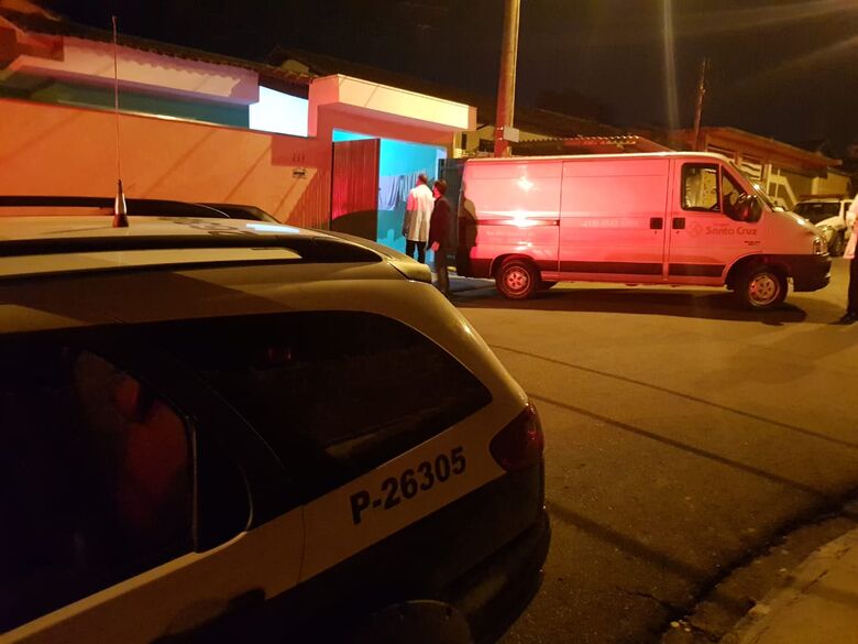 Carro funerário e policiais na frente da casa onde aconteceu o feminicídio - Crédito: Colaborador/SCA