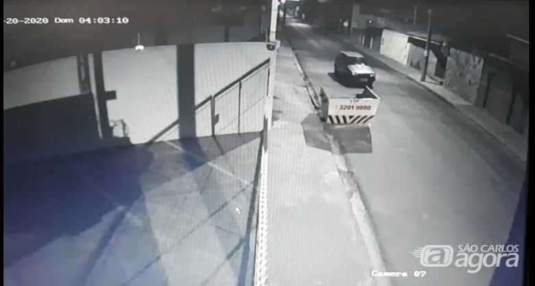 Câmeras de segurança flagram furto de Uno na Vila Marcelino - Crédito: Reprodução