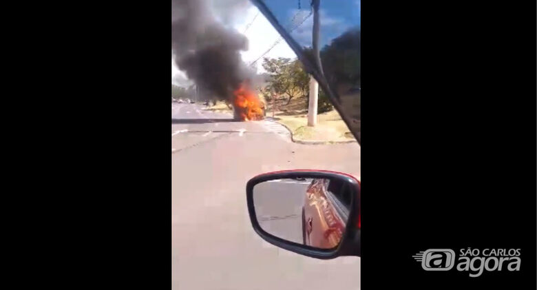 Kombi da Prefeitura pega fogo na rotatória do Cristo -