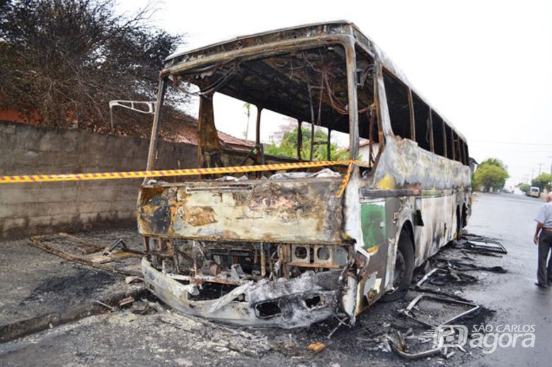 Quatro ônibus são incendiados após morte de adolescente em confronto com a PM - Crédito: Matão Urgente