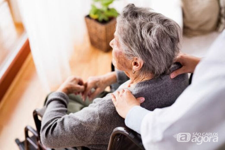 Neurologista do Grupo São Francisco afirma que o acompanhamento de pessoas próximas é essencial para o paciente com Alzheimer -