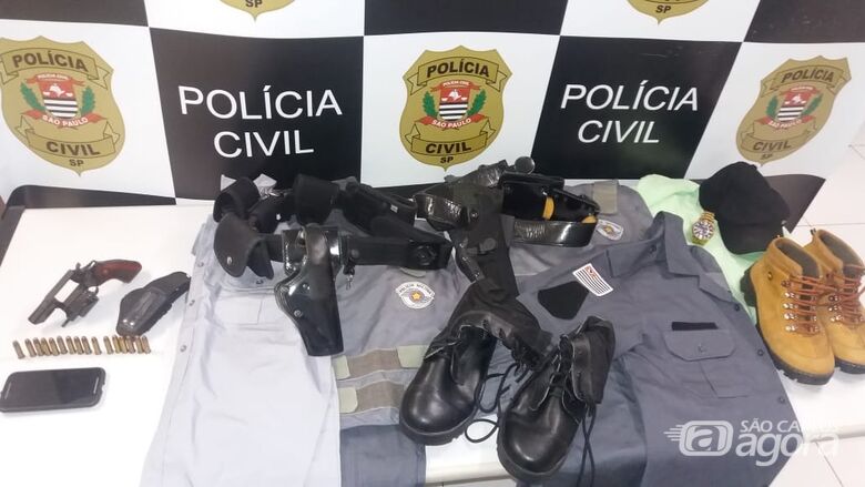 Homem é detido com farda da PM e arma ilegal - Crédito: Divulgação