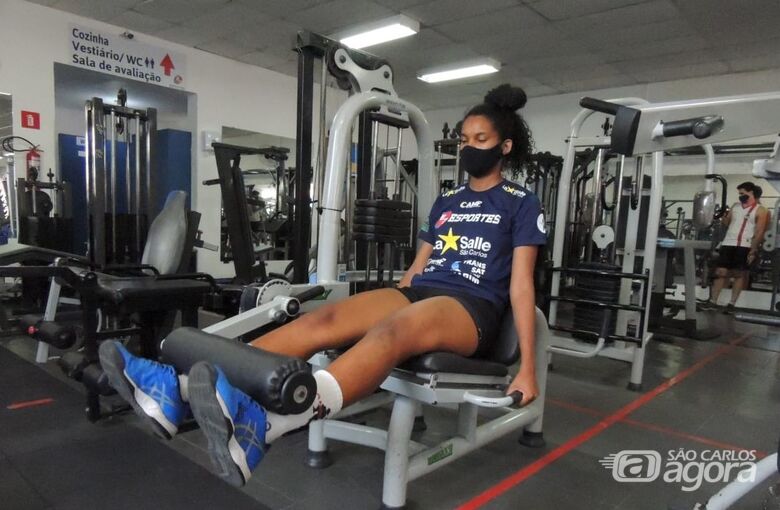 Ambientada em São Carlos, Larissa Souza "corre atrás do prejuízo": treinos para adquirir condicionamento físico - Crédito: Marcos Escrivani