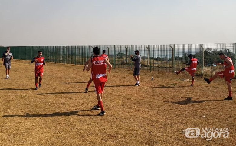 Jogadores em trabalho na areia: esta semana, contato com a bola - Crédito: Marcos Escrivani