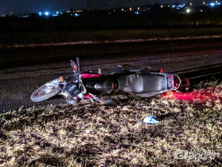 Moto bate em traseira de picape na Washington Luiz - Crédito: Maycon Maximino