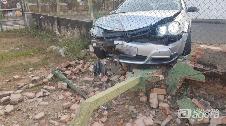 Homem briga com a mulher, bate carro em muro e foge do local - 