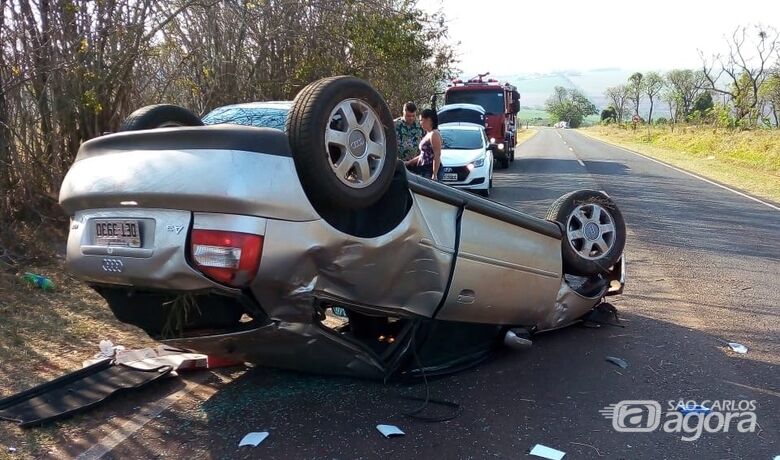 Após colisão, Audi capota na estrada do Broa - Crédito: Colaborador/SCA