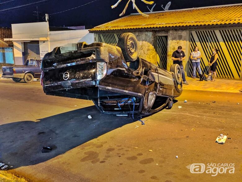 Motorista capota picape após bater em carro estacionado - Crédito: Luciano Lopes