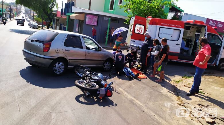 Motorista avança o “pare”, colide em moto e atropela piloto - Crédito: Maycon Maximino
