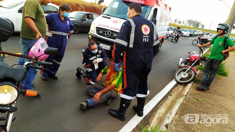 Homem transtornado se joga na frente dos carros, é atropelado e agride socorrista do Samu - Crédito: Maycon Maximino