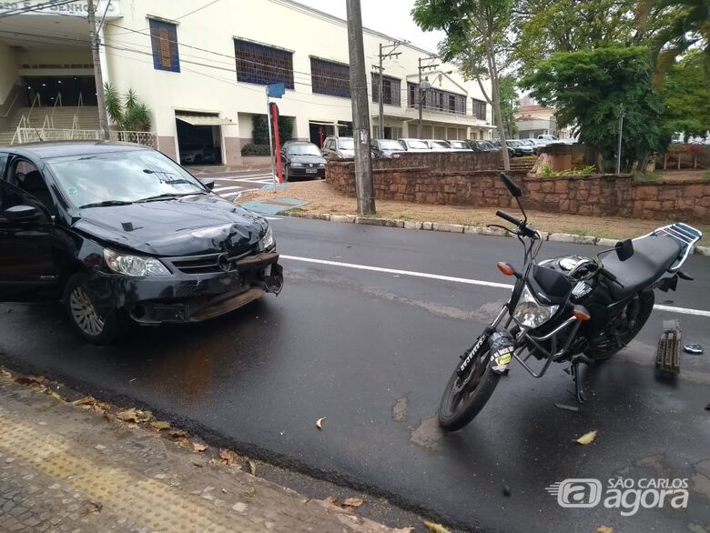 Motorista avança sinal vermelho e atinge moto no Centro - Crédito: Maicon Ernesto