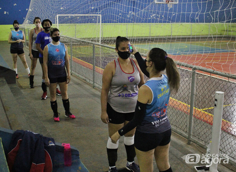 Todo cuidado é pouco: antes de cada treino, aferição da temperatura, máscaras, álcool gel... Atletas praticam o protocolo de segurança - Crédito: Luiz Cordeiro dos Santos