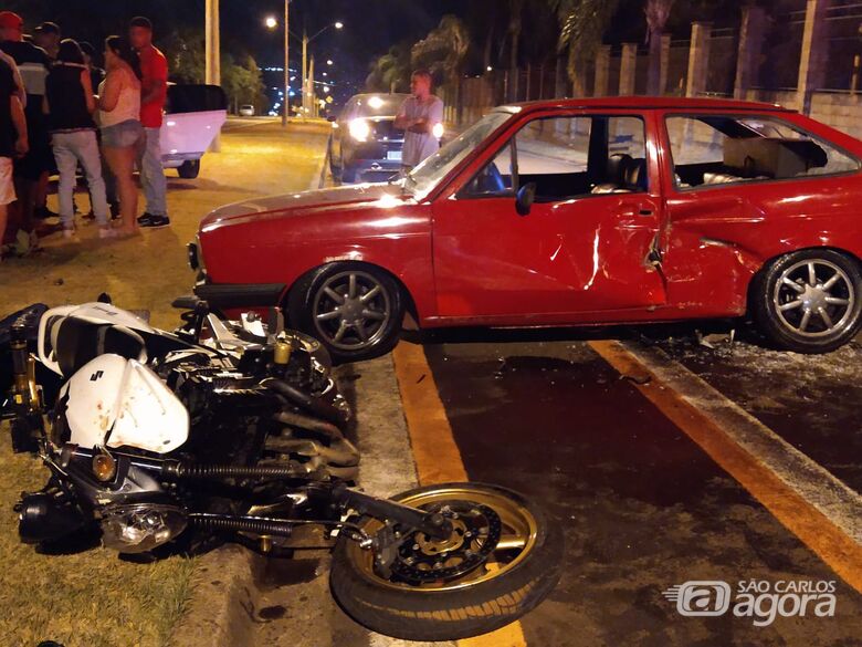 Jovem motociclista fica ferido em acidente após ter a frente cortada por carro - Crédito: Luciano Lopes