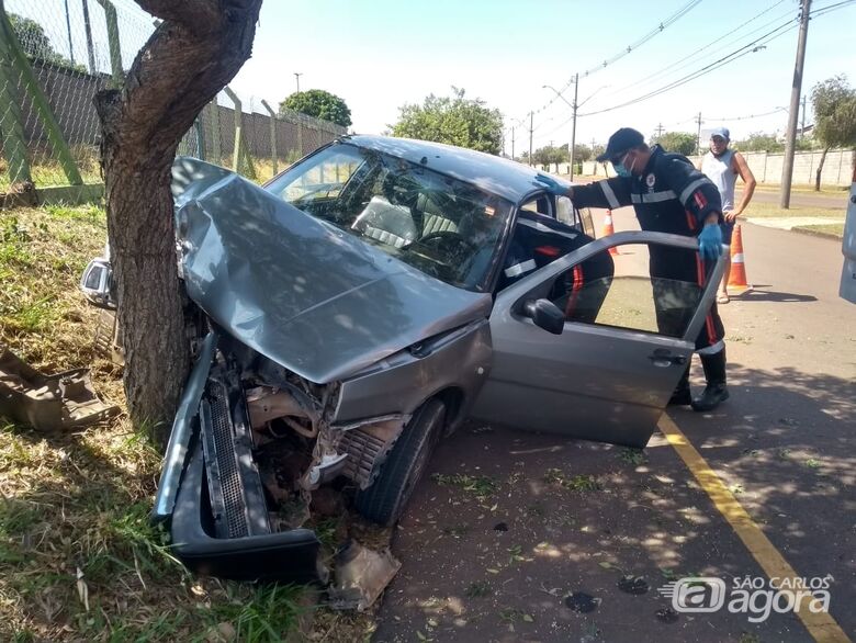 Motorista possivelmente embriagado, pega carro sem autorização e bate em árvore no Jockey Clube - Crédito: Maicon Ernesto