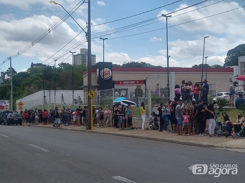 Com vassouras, clientes fazem fila por lanche de graça no Burguer King em São Carlos - Crédito: Luciano Lopes/São Carlos Agora