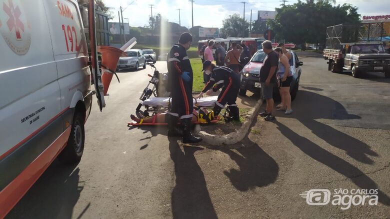 Motociclista fica ferida em acidente na Praça Itália - Crédito: Maycon Maximino