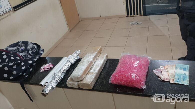 Responsável por distribuir drogas em "biqueiras" é preso com três tijolos de maconha na Vila Conceição - Crédito: Divulgação