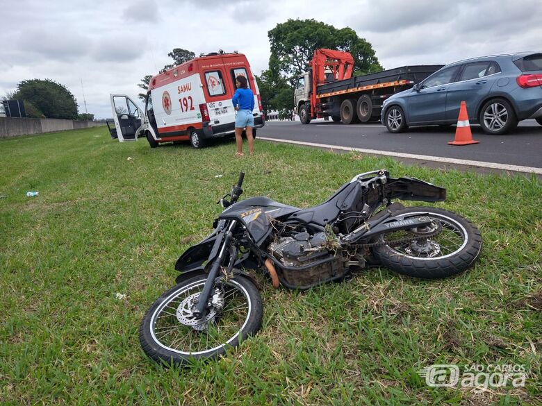 Caminhão atinge moto na Washington Luiz e deixa piloto em estado grave - Crédito: Luciano Lopes