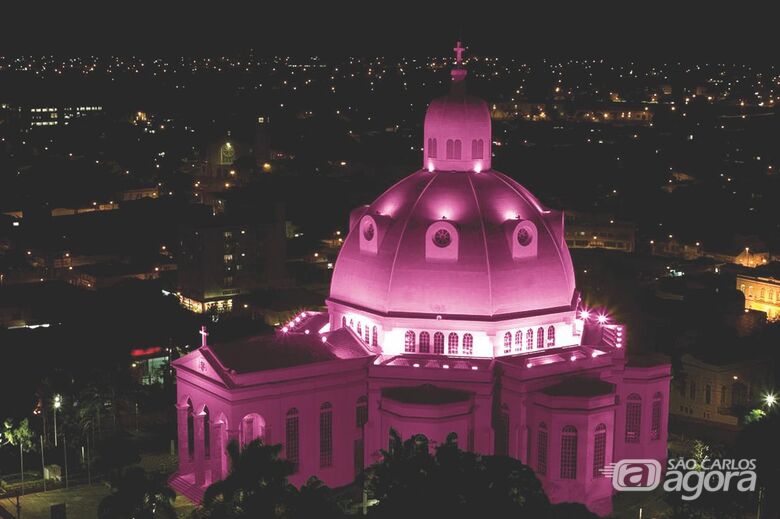 Catedral fica rosa em homenagem às vítimas de câncer - Crédito: Divulgação