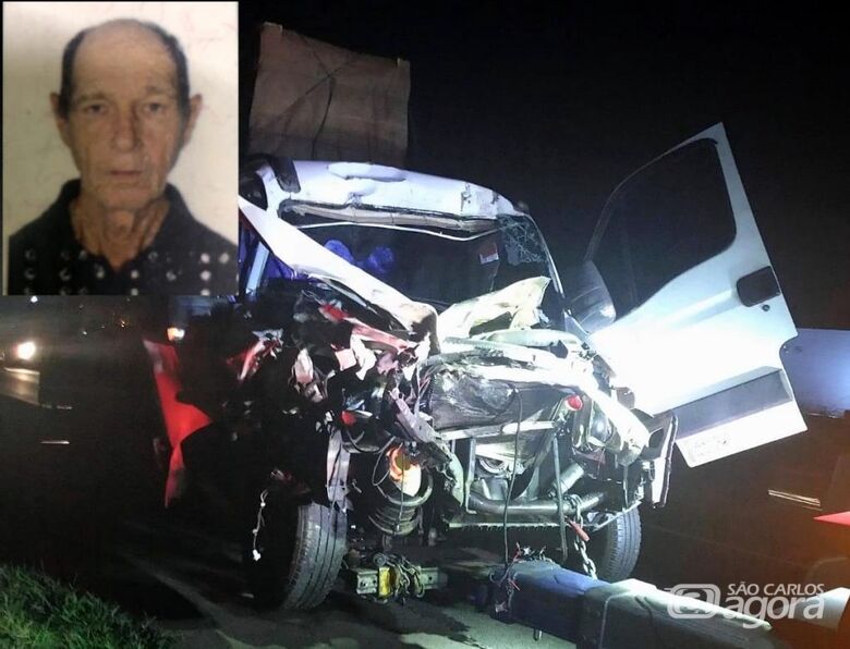 Caminhão ficou com a frente destruída após o acidente. - Crédito: Grupo Rio Claro